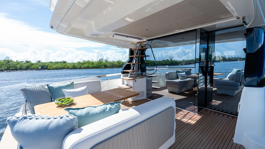 F4.9 Yacht Photos Pics 