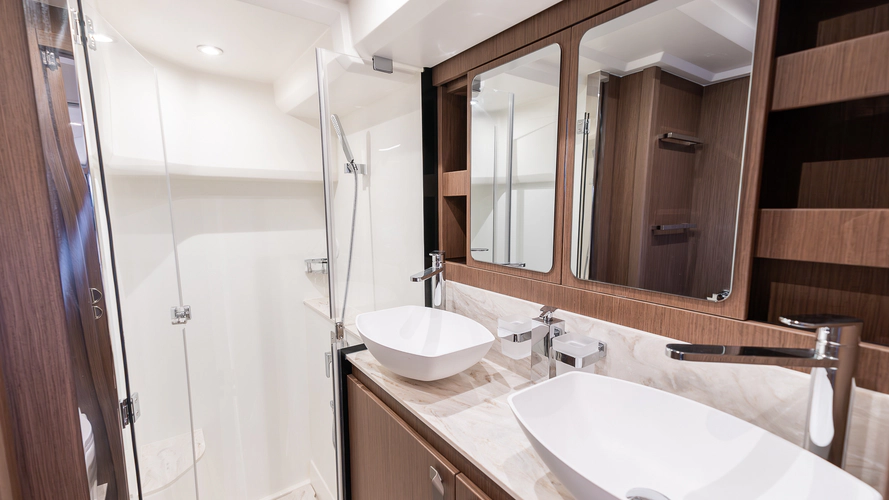 F4.9 Yacht Photos Pics 