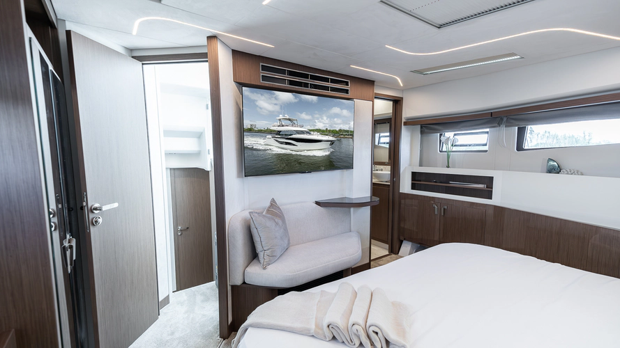 F4.9 Yacht Photos Pics 