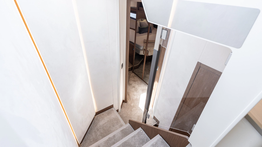 F4.9 Yacht Photos Pics 