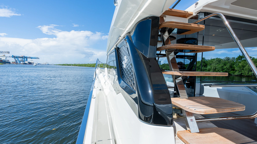 F4.9 Yacht Photos Pics 