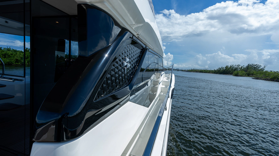 F4.9 Yacht Photos Pics 