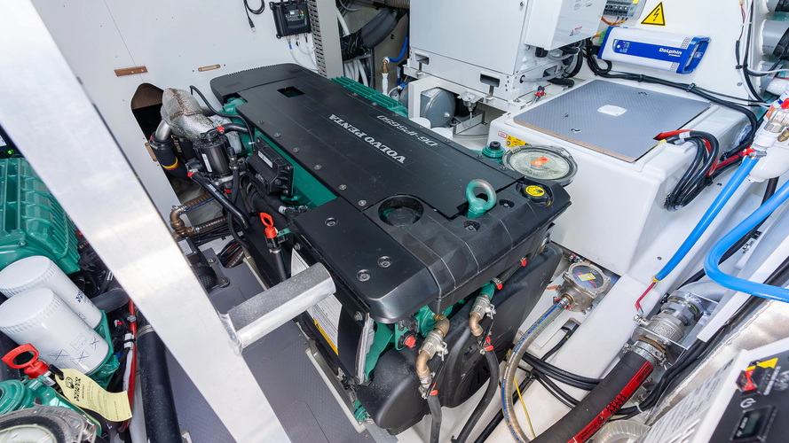 F4.9 Yacht Photos Pics 