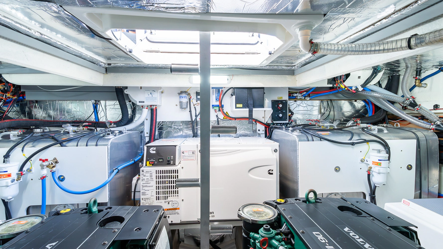 F4.9 Yacht Photos Pics 