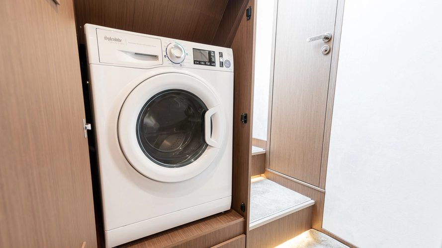 F4.9 Yacht Photos Pics 