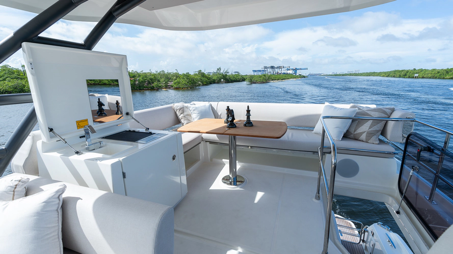 F4.9 Yacht Photos Pics 