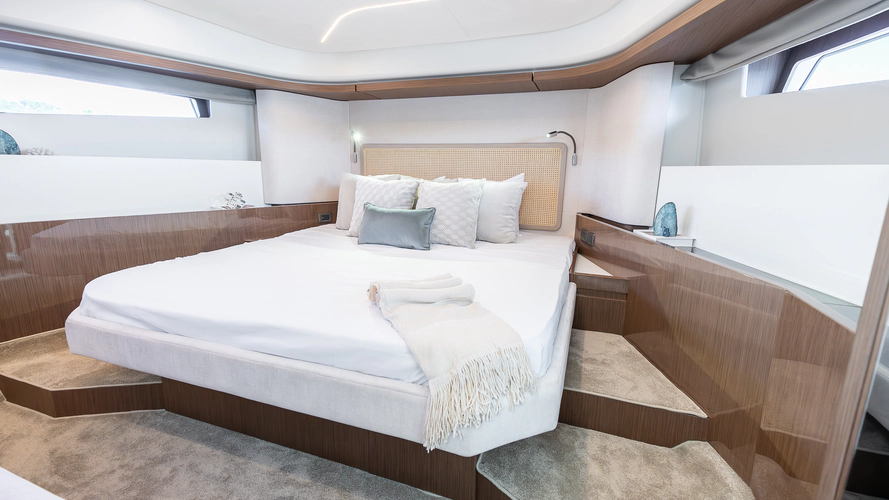 F4.9 Yacht Photos Pics 