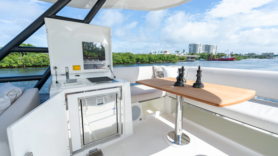 F4.9 Yacht Photos Pics 