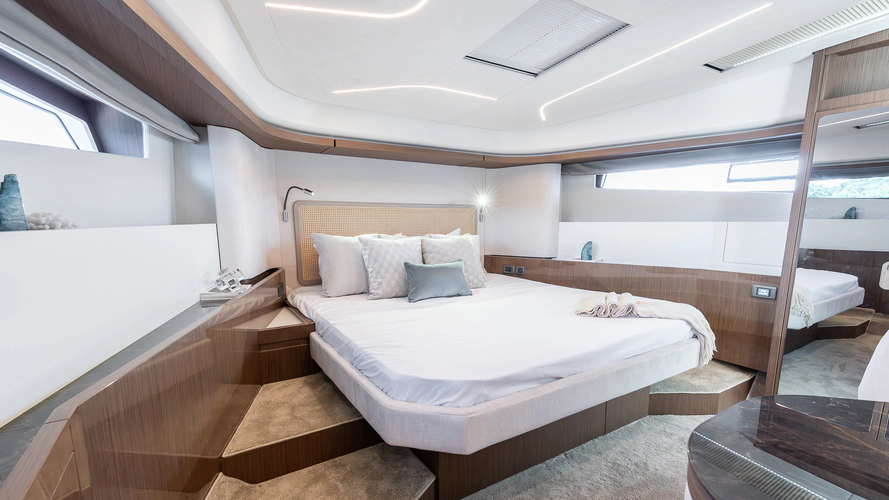 F4.9 Yacht Photos Pics 