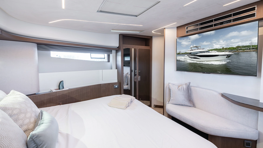 F4.9 Yacht Photos Pics 