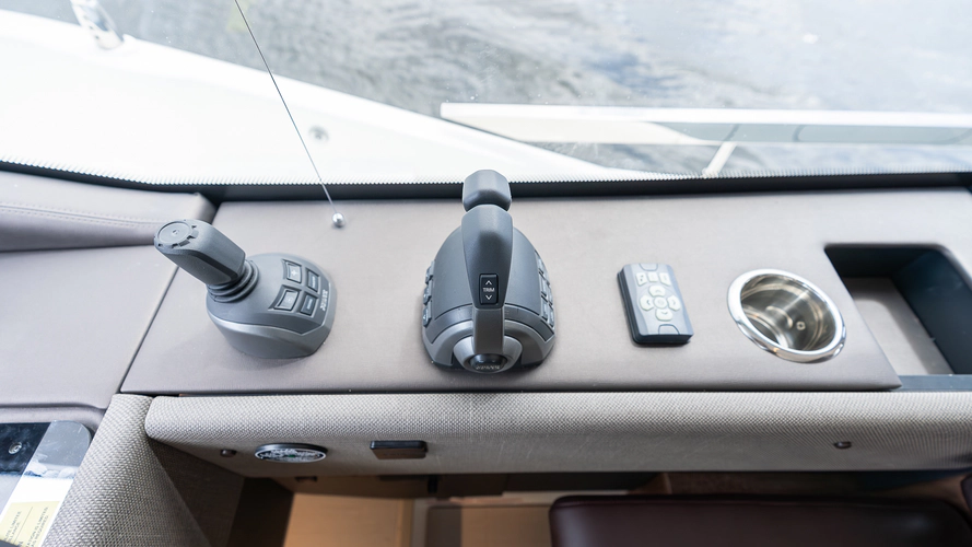 F4.9 Yacht Photos Pics 