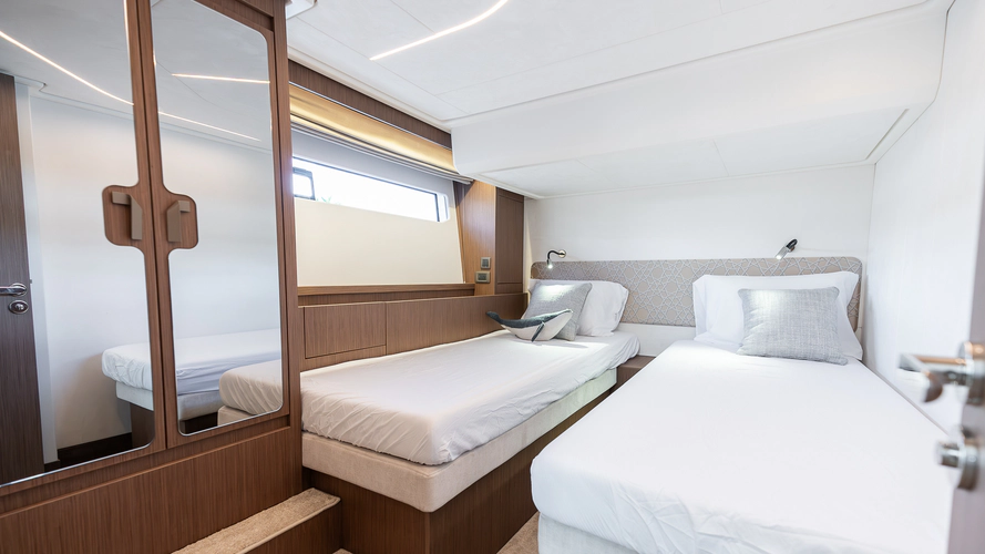 F4.9 Yacht Photos Pics 