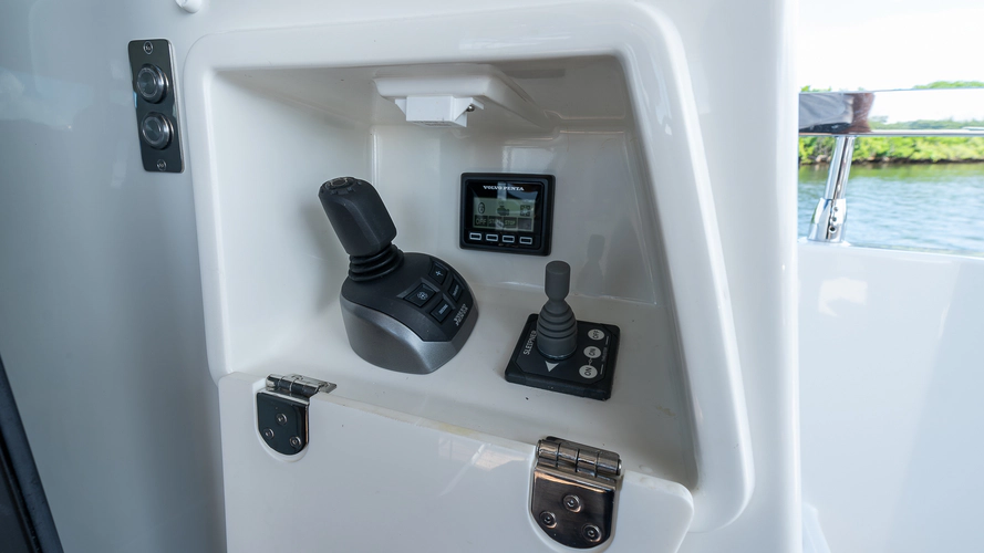 F4.9 Yacht Photos Pics 