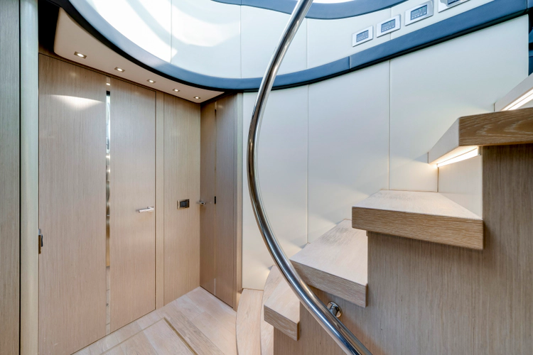 Gravitas Yacht Photos Pics 