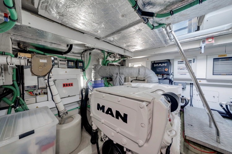 Gravitas Yacht Photos Pics 