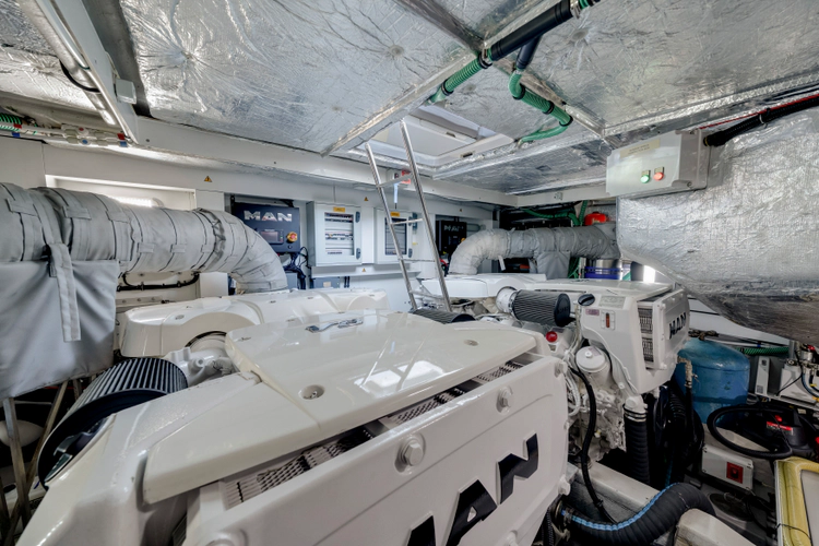 Gravitas Yacht Photos Pics 