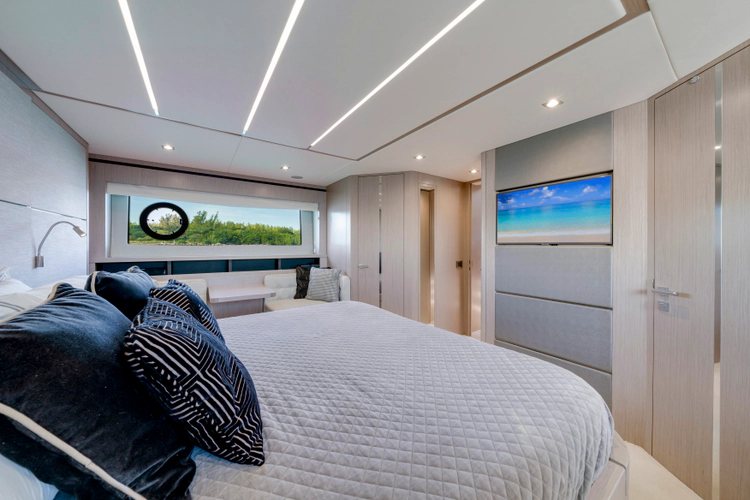 Gravitas Yacht Photos Pics 