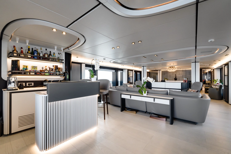 L.a.u.l Yacht Photos Pics 