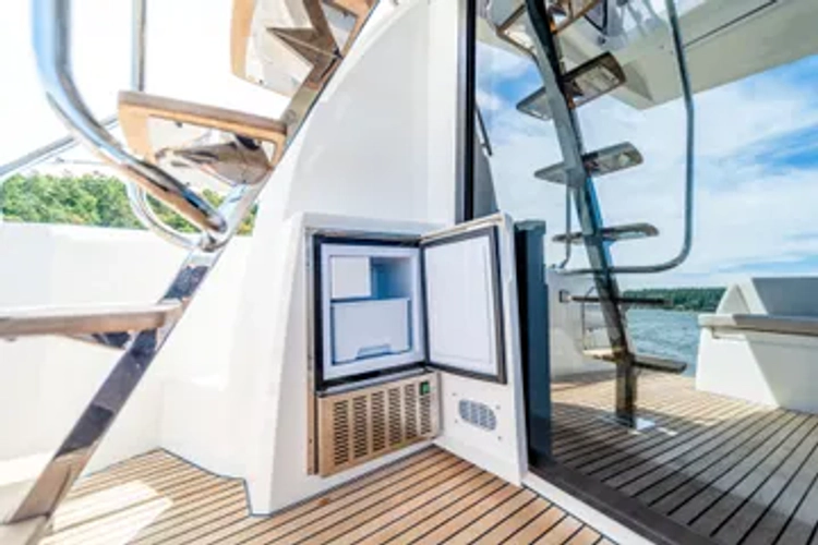 V & A Yacht Photos Pics 