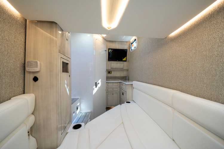 42 Lujo Yacht Photos Pics 