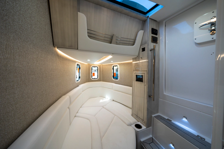 42 Lujo Yacht Photos Pics 