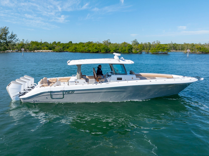 42 Lujo Yacht Photos Pics 