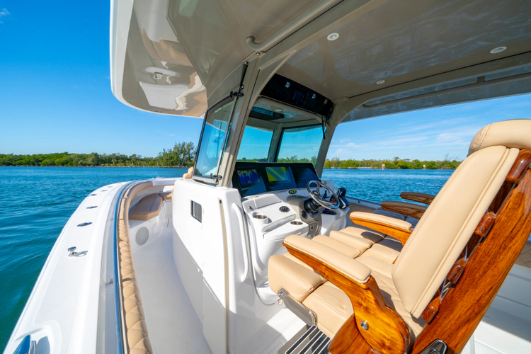 42 Lujo Yacht Photos Pics 