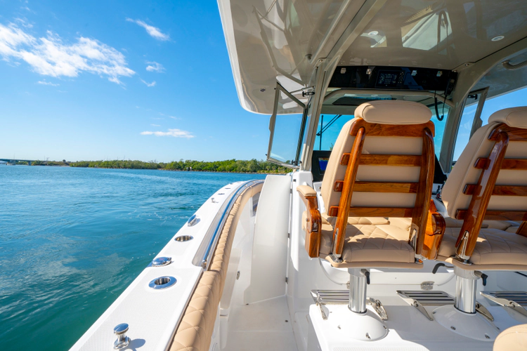 42 Lujo Yacht Photos Pics 