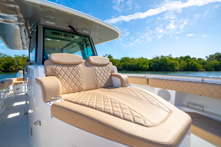 42 Lujo Yacht Photos Pics 