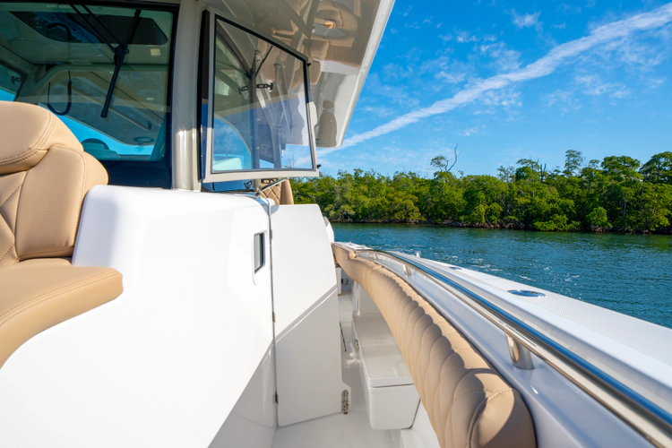 42 Lujo Yacht Photos Pics 