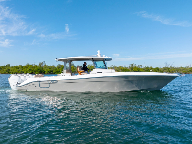 42 Lujo Yacht Photos Pics 