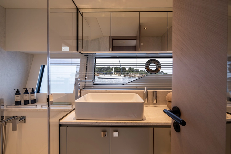 Predator 55 Yacht Photos Pics 