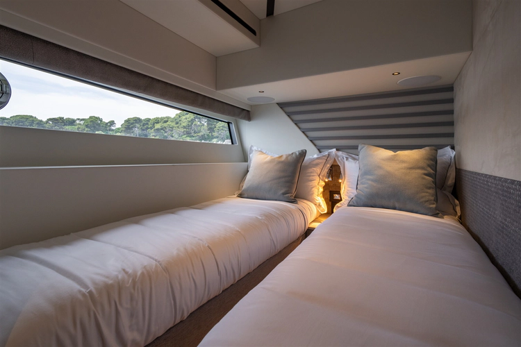 Predator 55 Yacht Photos Pics 