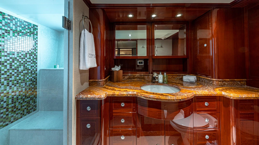 Kashmir Yacht Photos Pics 