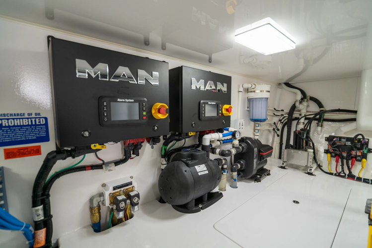 Done Diggin Yacht Photos Pics 