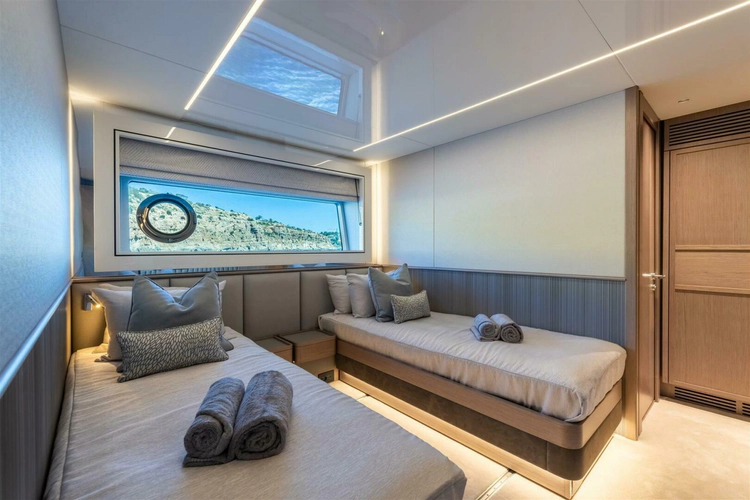 90 Ocean Enclosed Yacht Photos Pics 