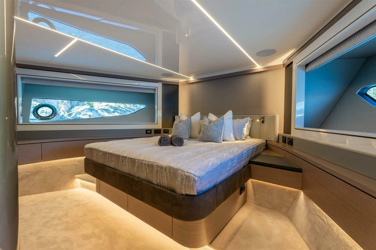 90 Ocean Enclosed Yacht Photos Pics 