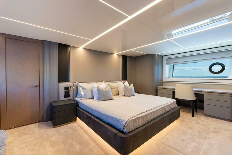 90 Ocean Enclosed Yacht Photos Pics 