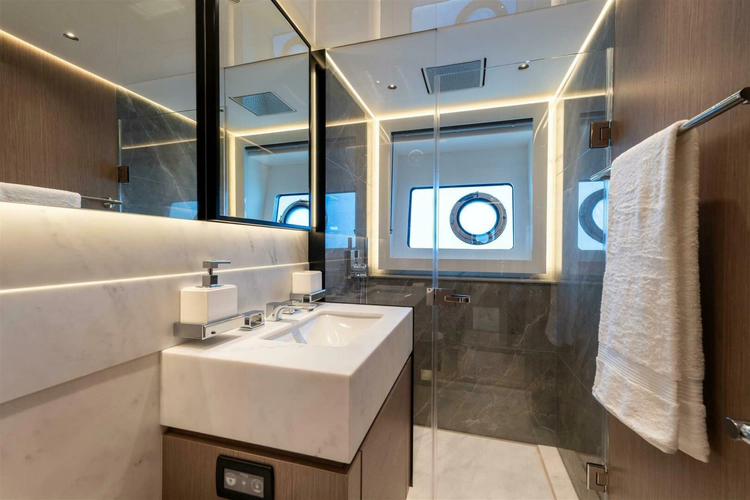 90 Ocean Enclosed Yacht Photos Pics 