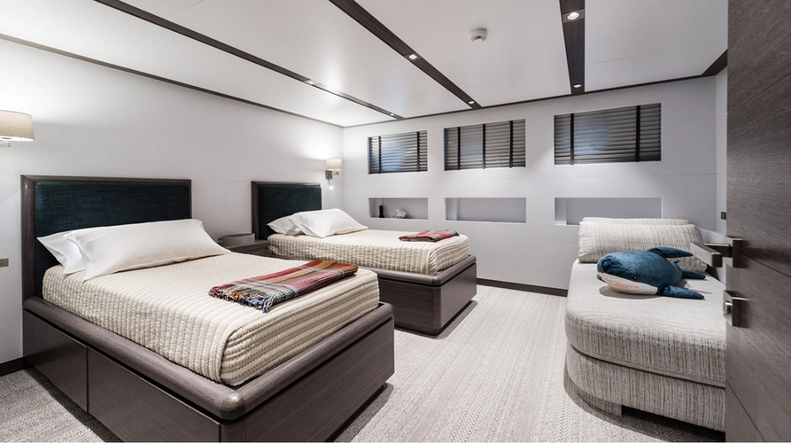 Explorer 130 Yacht Photos Pics 