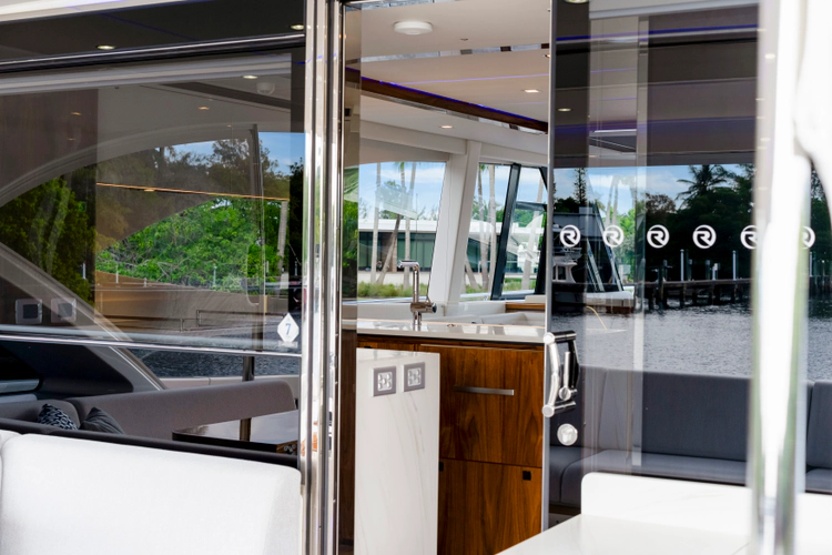 6800 Sport Yacht Yacht Photos Pics 