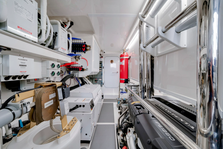 6800 Sport Yacht Yacht Photos Pics 