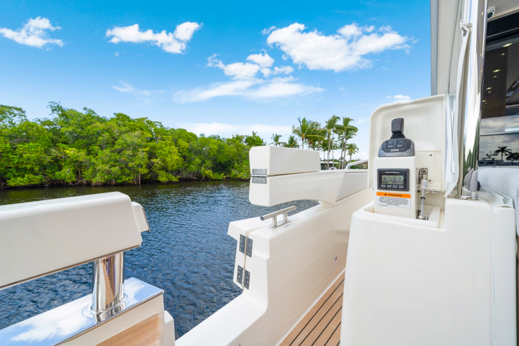 6800 Sport Yacht Yacht Photos Pics 