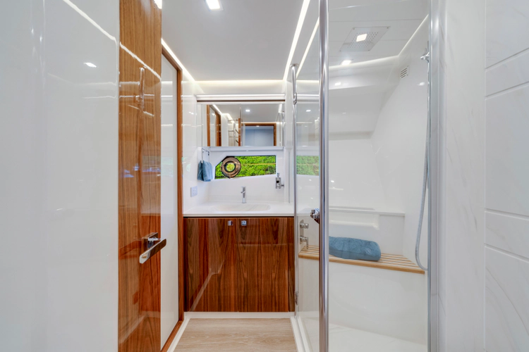 6800 Sport Yacht Yacht Photos Pics 