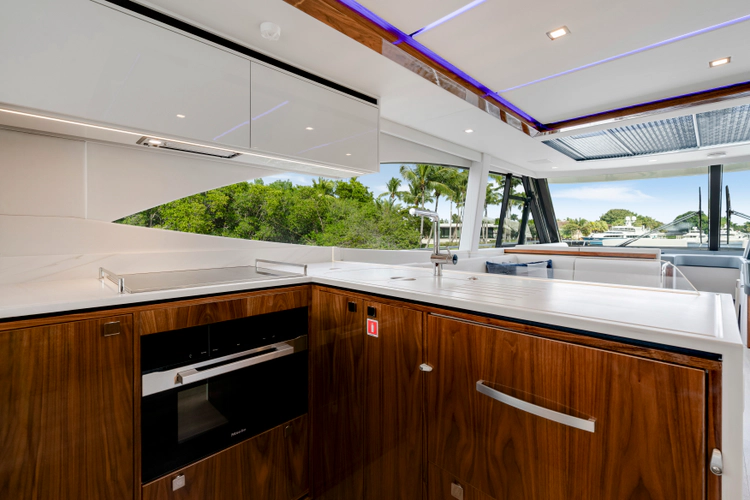 6800 Sport Yacht Yacht Photos Pics 