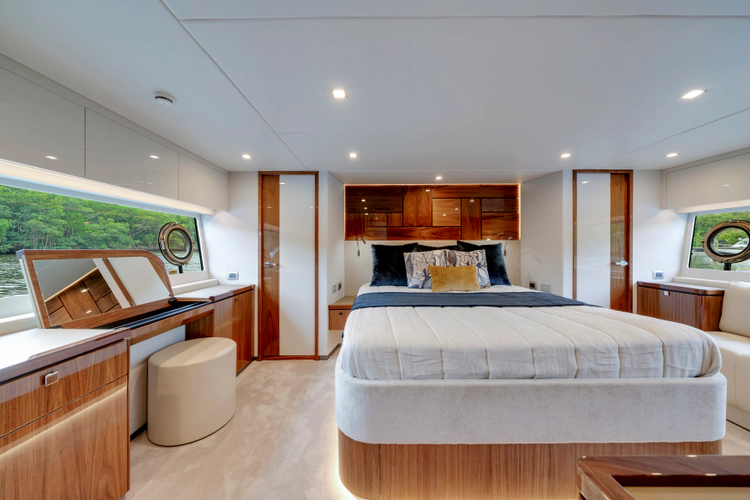 6800 Sport Yacht Yacht Photos Pics 