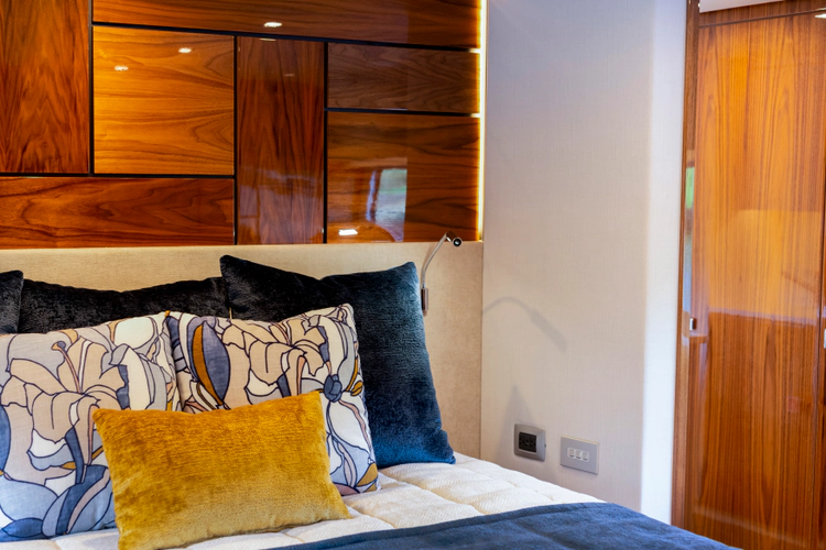 6800 Sport Yacht Yacht Photos Pics 