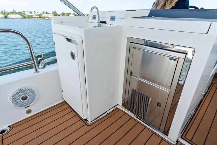 Sea Whisperer Yacht Photos Pics 