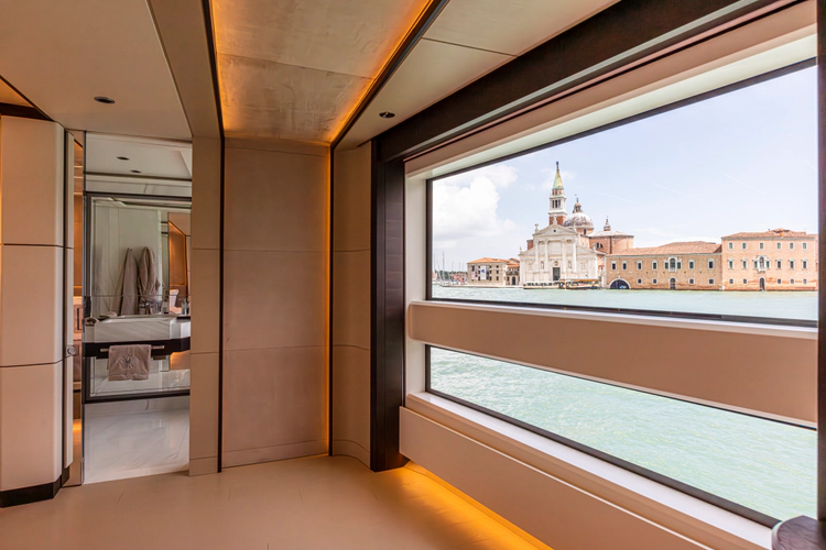 Ducale 120 Yacht Photos Pics 
