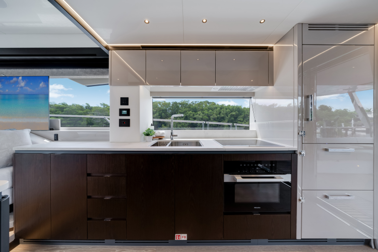 Manhattan 68 Yacht Photos Pics 